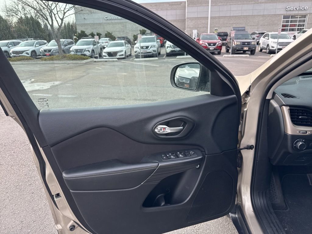 Used 2015 Jeep Cherokee Sport image 4