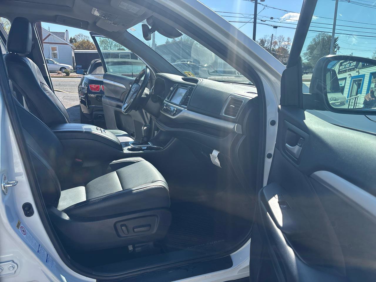 Used 2017 Toyota Highlander XLE image 18