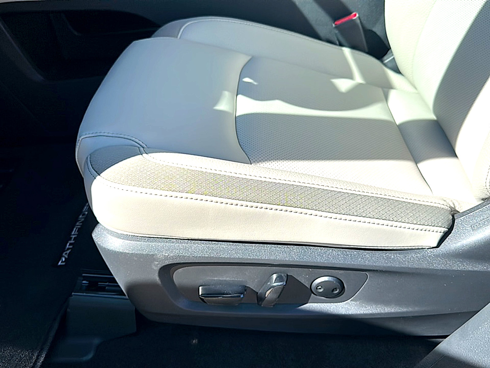 New 2026 Nissan Pathfinder SL image 12