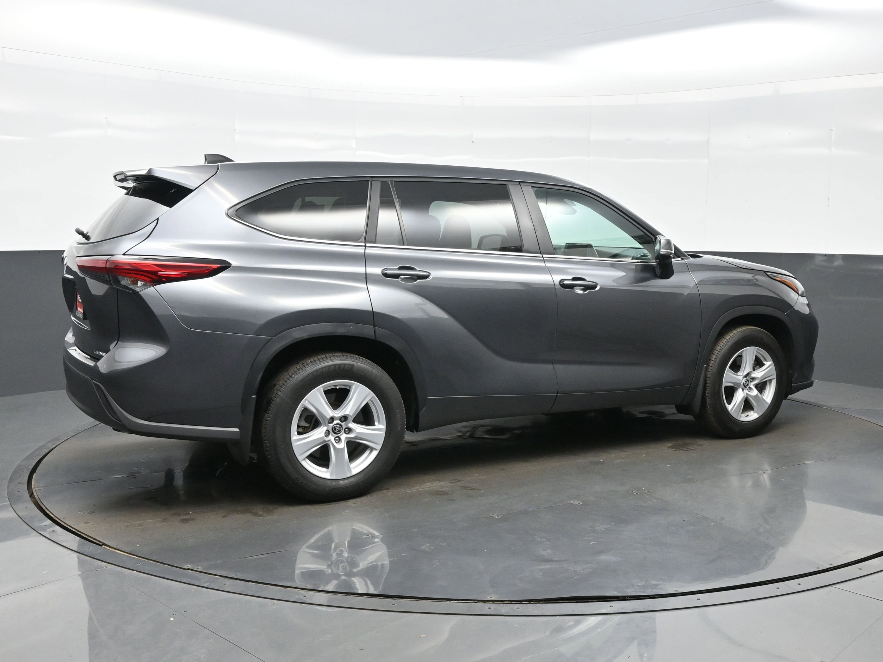Used 2023 Toyota Highlander LE AWD/4WD image 6