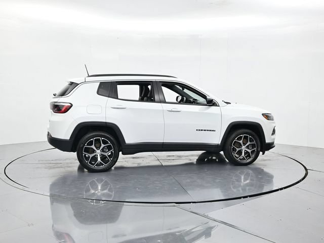 Used 2024 Jeep Compass Latitude AWD/4WD image 2