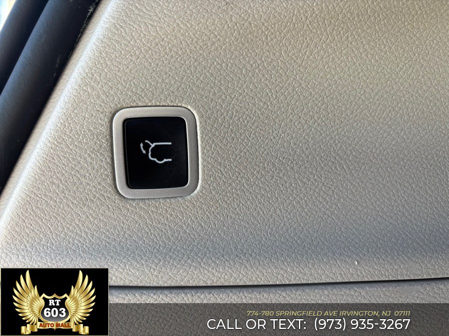 Used 2023 Chrysler Voyager LX FWD image 8