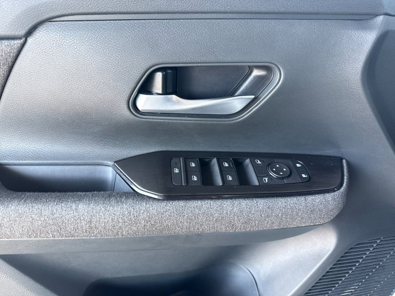 Used 2025 Nissan Kicks SV FWD image 10