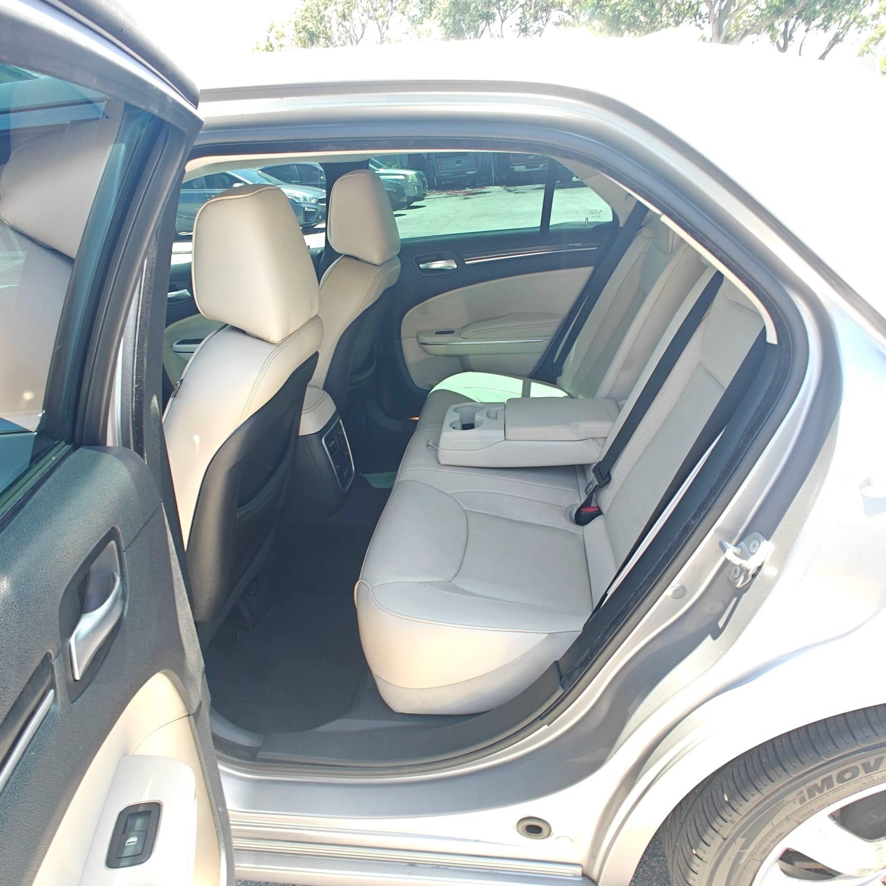 Used 2018 Chrysler 300 Limited RWD image 12