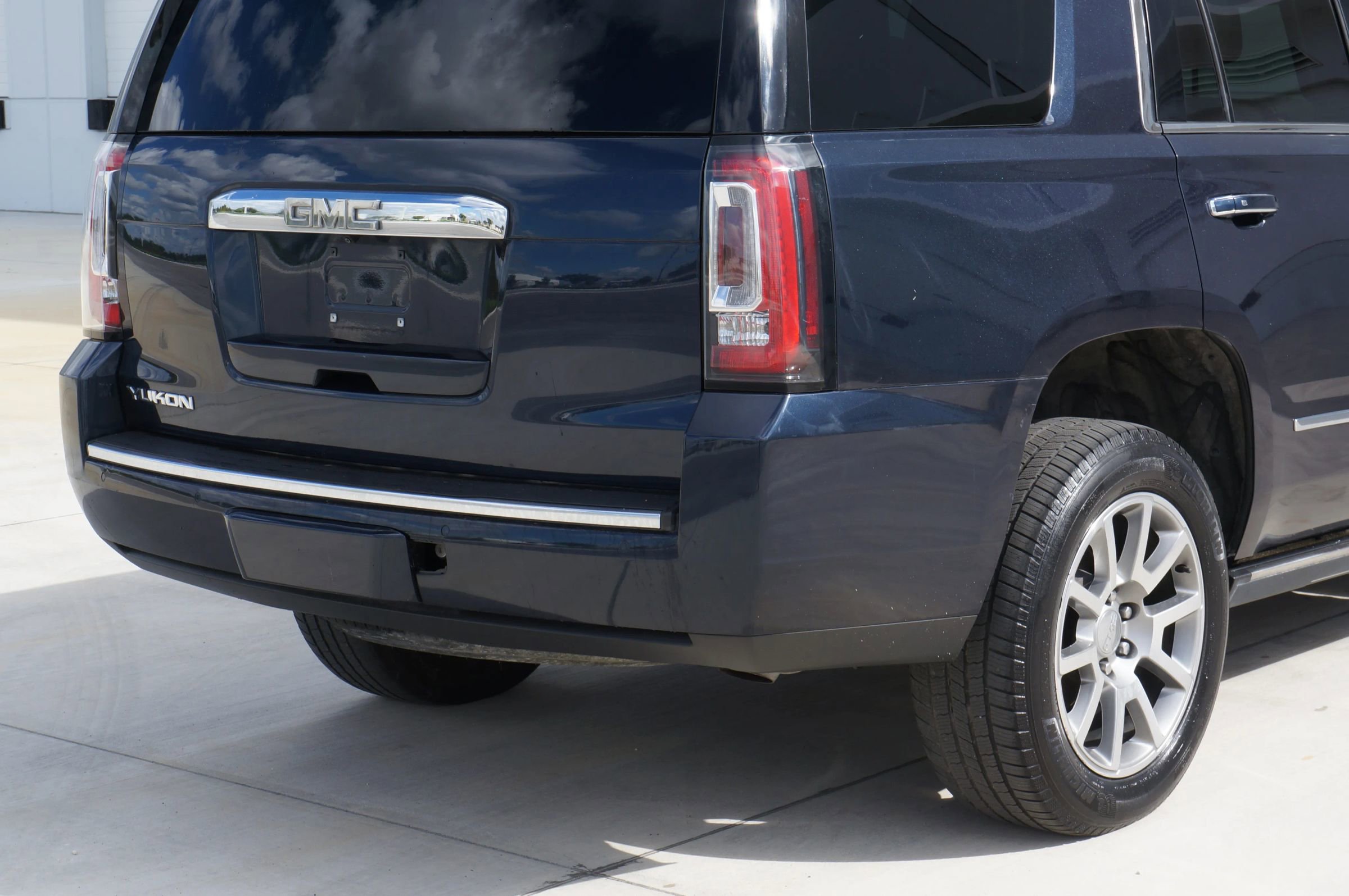 Used 2017 GMC Yukon Denali w/ Open Road Package image 18