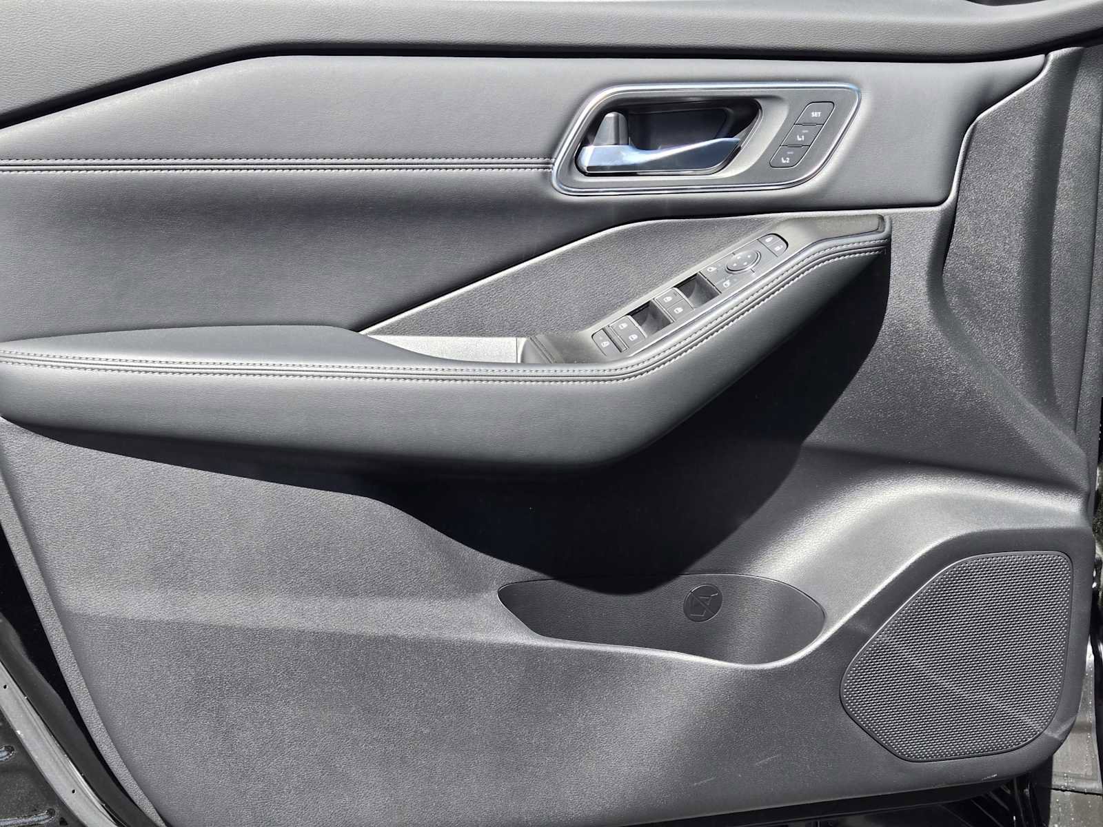 Used 2025 Nissan Rogue Platinum image 29