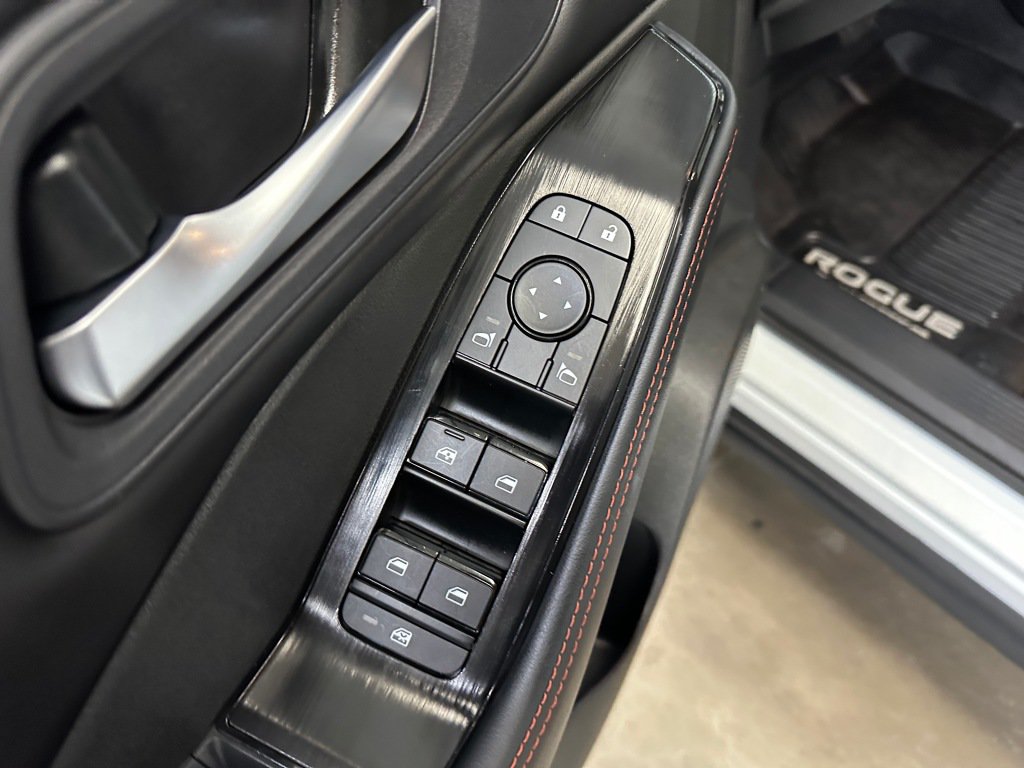 Used 2026 Nissan Rogue SV AWD/4WD image 9