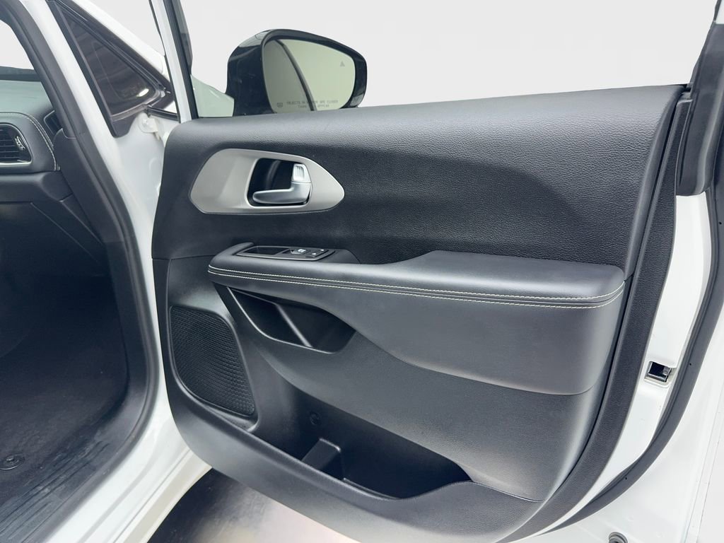 Used 2023 Chrysler Pacifica Limited w/ S Appearance Package FWD image 34