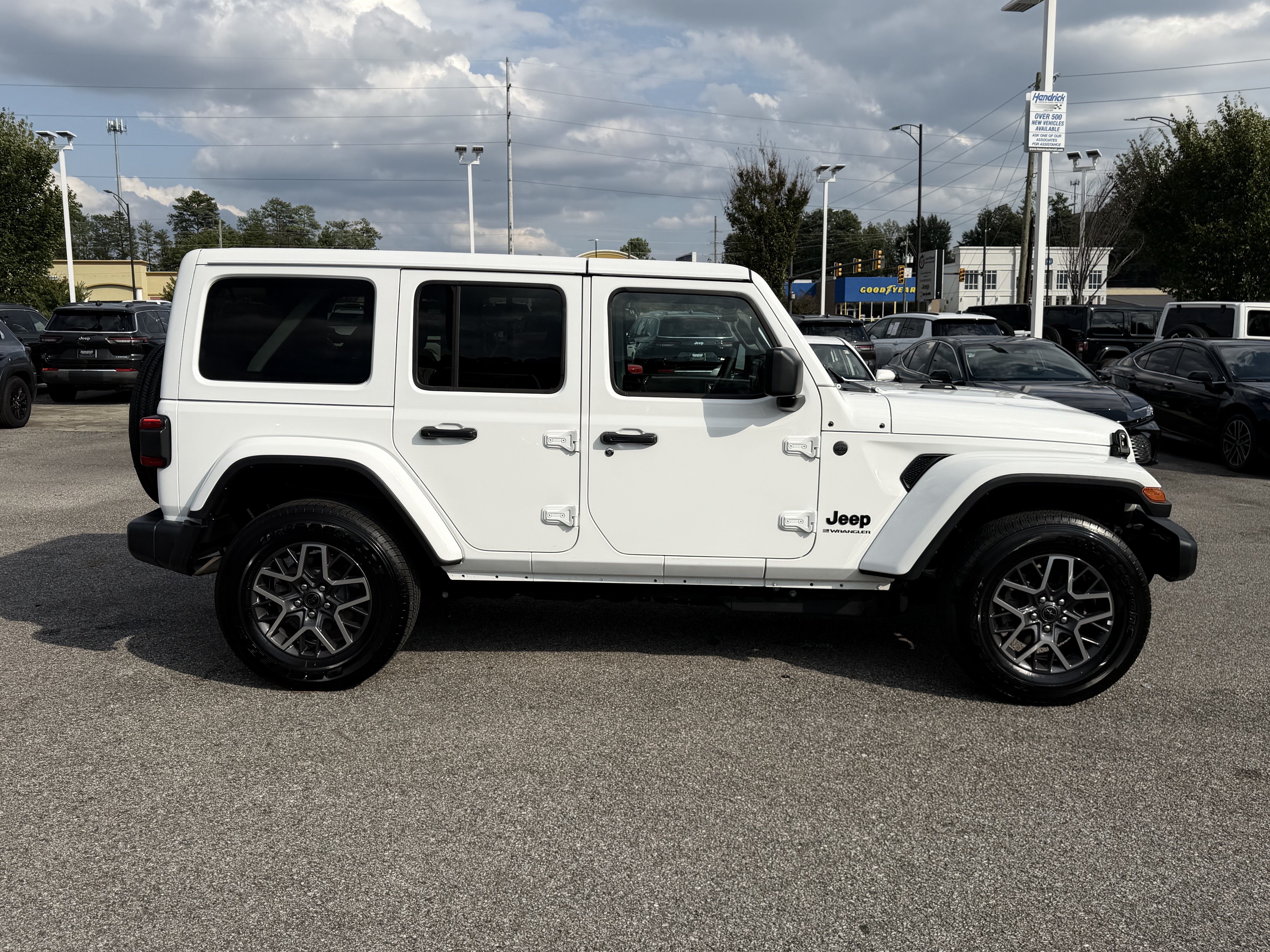 Used 2026 Jeep Wrangler Unlimited Sahara AWD/4WD image 11