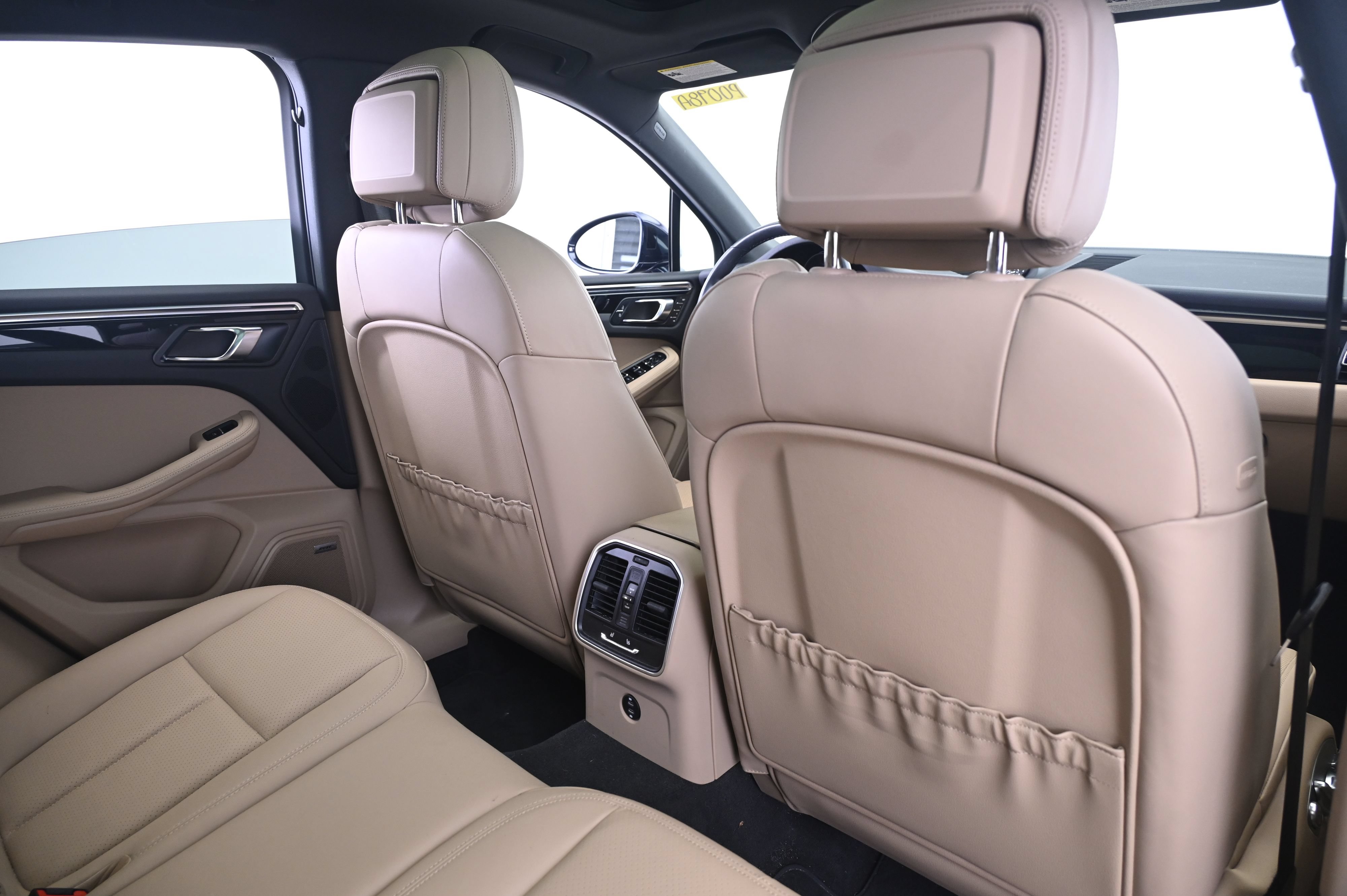 Certified 2022 Porsche Macan AWD/4WD image 17