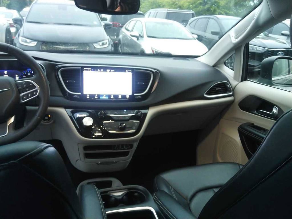Used 2023 Chrysler Pacifica Touring-L FWD video 2