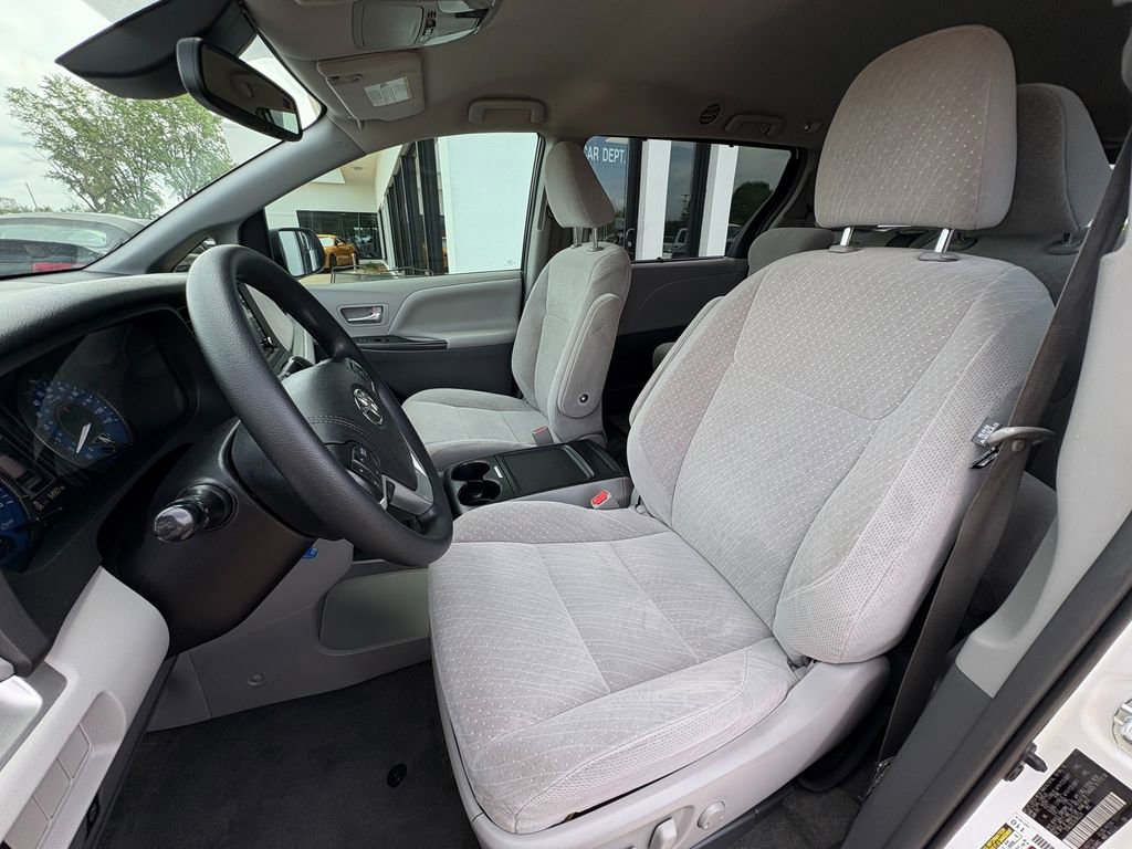 Used 2018 Toyota Sienna LE FWD image 13
