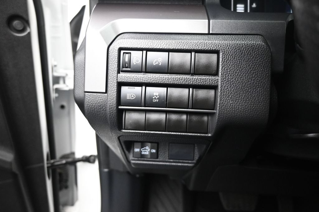 Used 2025 Toyota Tacoma SR5 AWD/4WD image 12