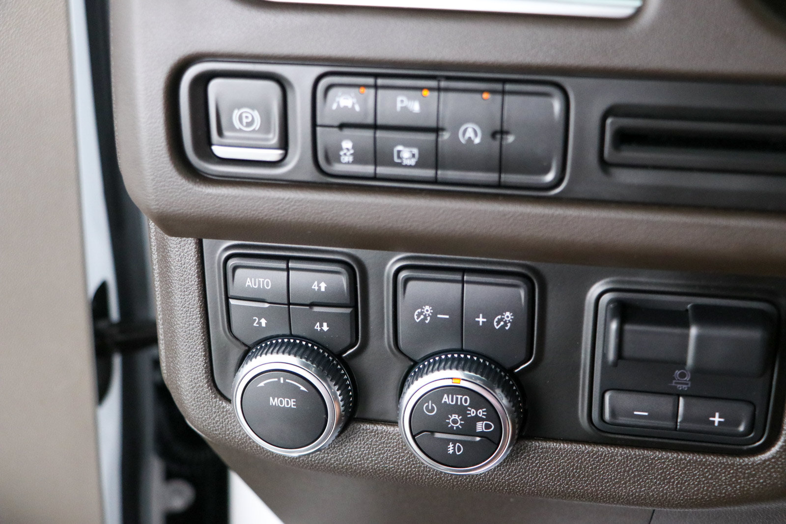 Used 2023 GMC Yukon SLT w/ SLT Premium Package AWD/4WD image 24