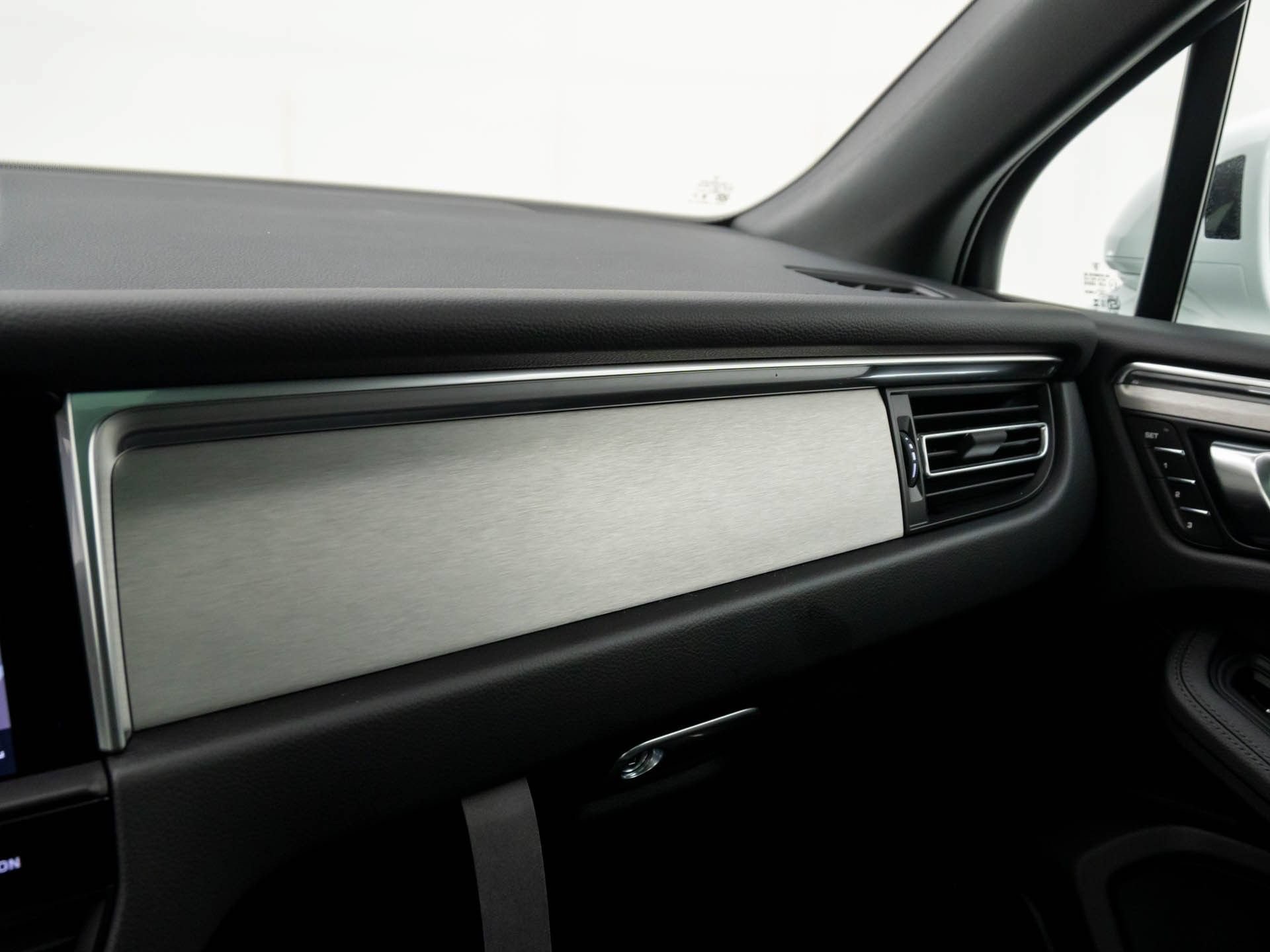 Certified 2026 Porsche Macan AWD/4WD image 28