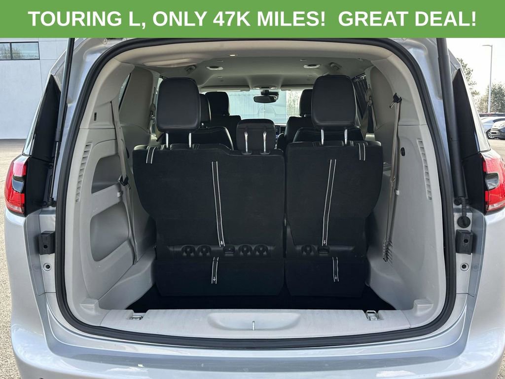 Used 2024 Chrysler Pacifica Touring-L FWD image 9