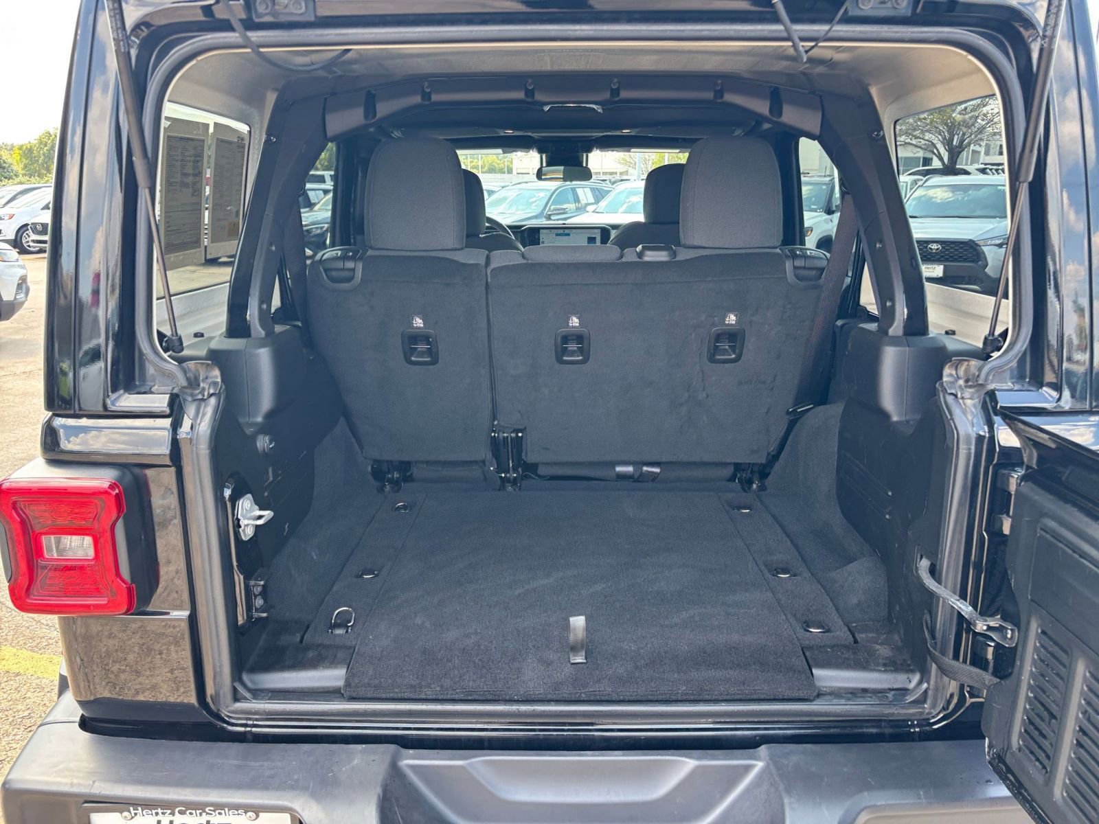 Used 2025 Jeep Wrangler Sahara image 29