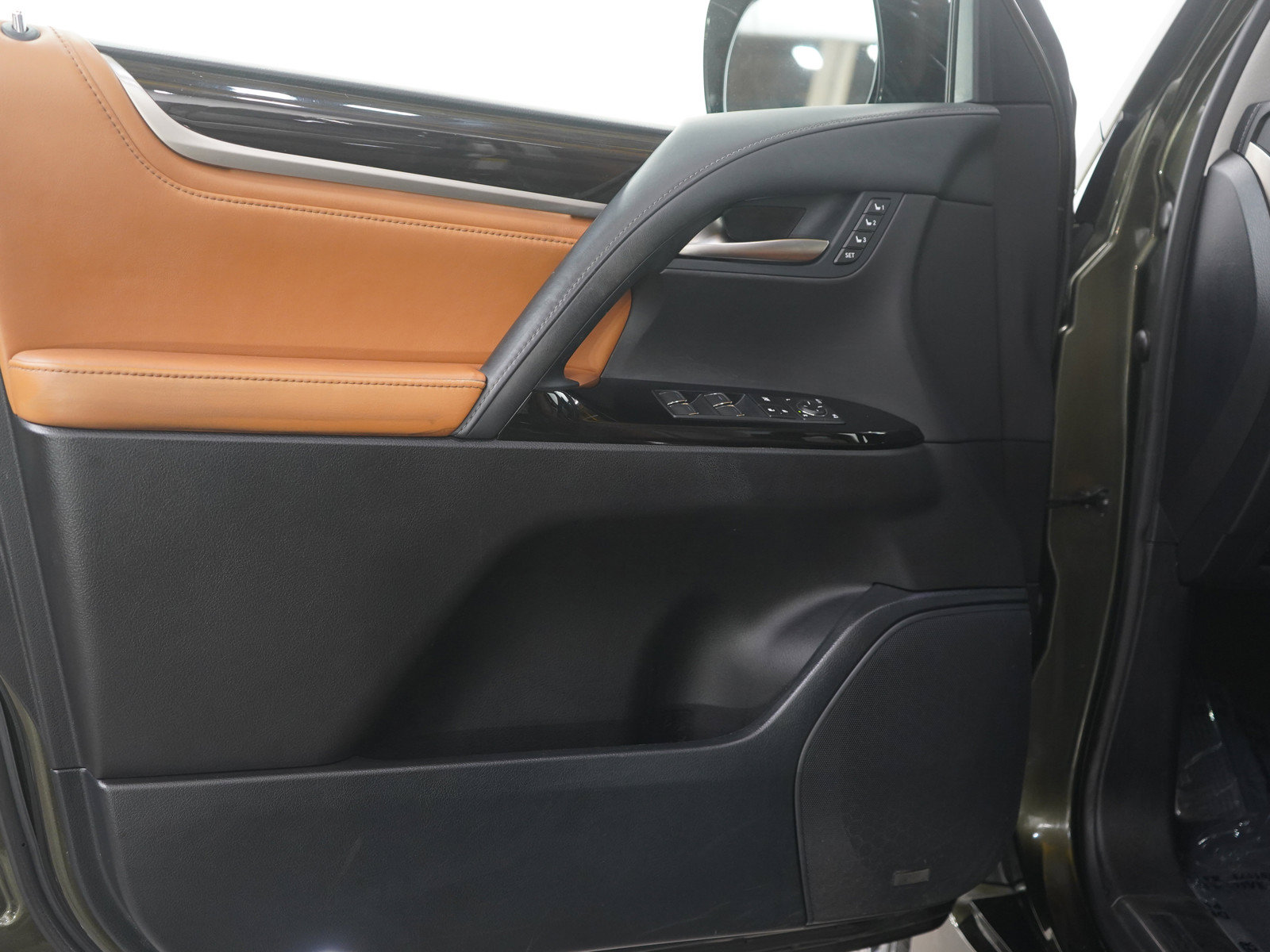 Used 2021 Lexus LX 570 4WD w/ Luxury Package image 22