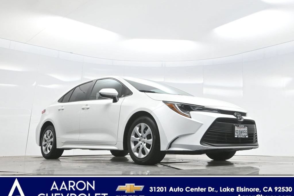Used 2025 Toyota Corolla LE FWD image 2