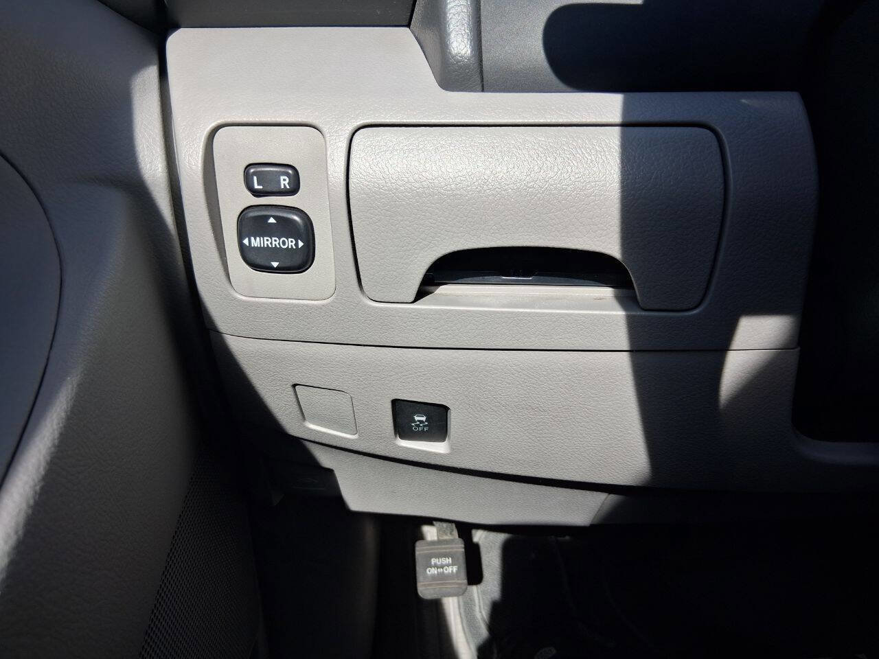 Used 2011 Toyota Camry LE FWD image 31