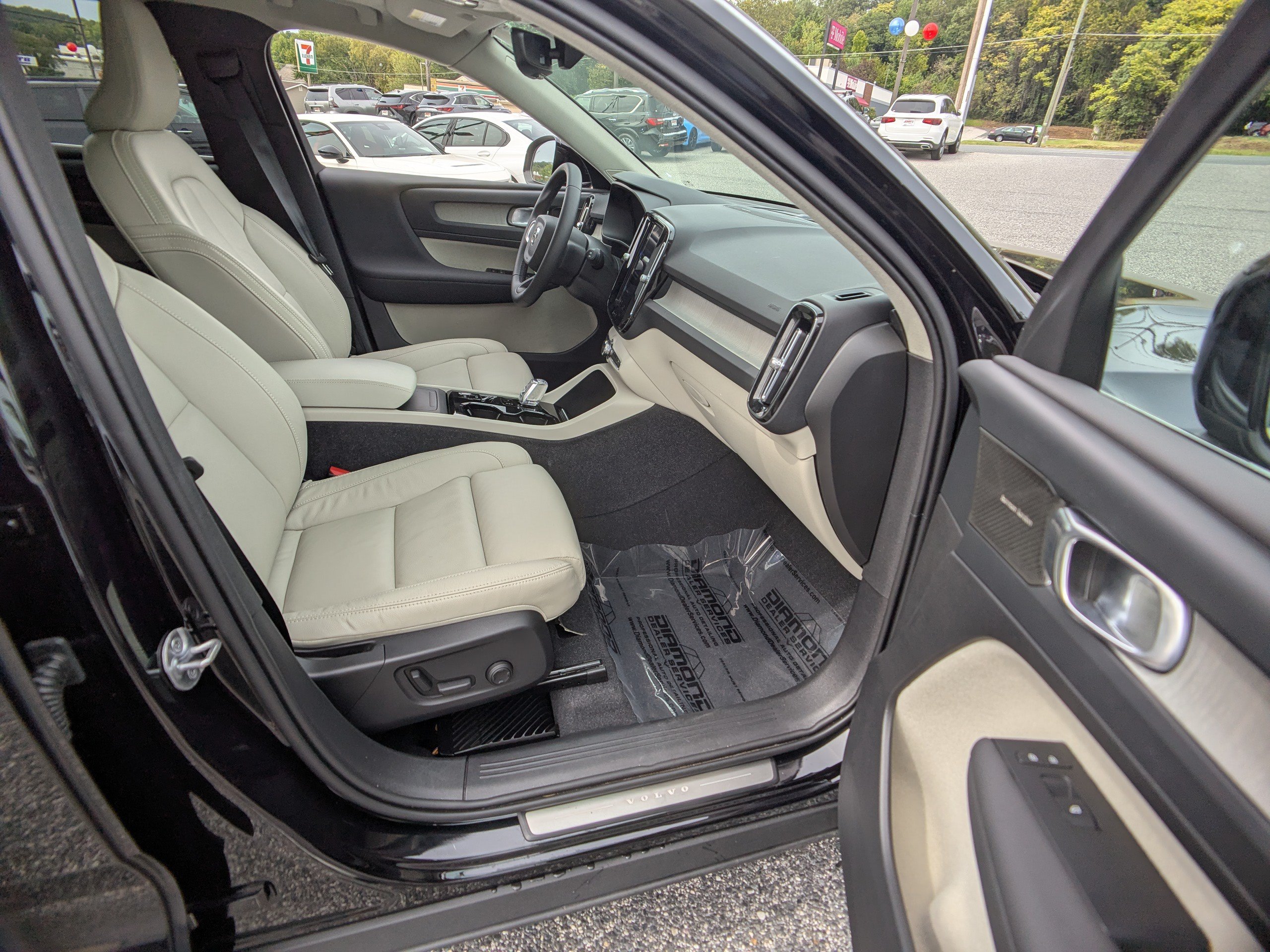 Used 2023 Volvo XC40 B5 Plus w/ Protection Package Premier AWD/4WD image 12