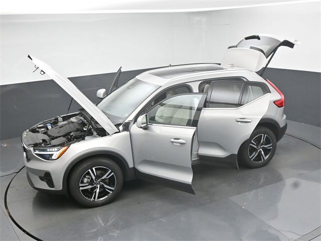 Used 2023 Volvo XC40 B5 Plus image 49