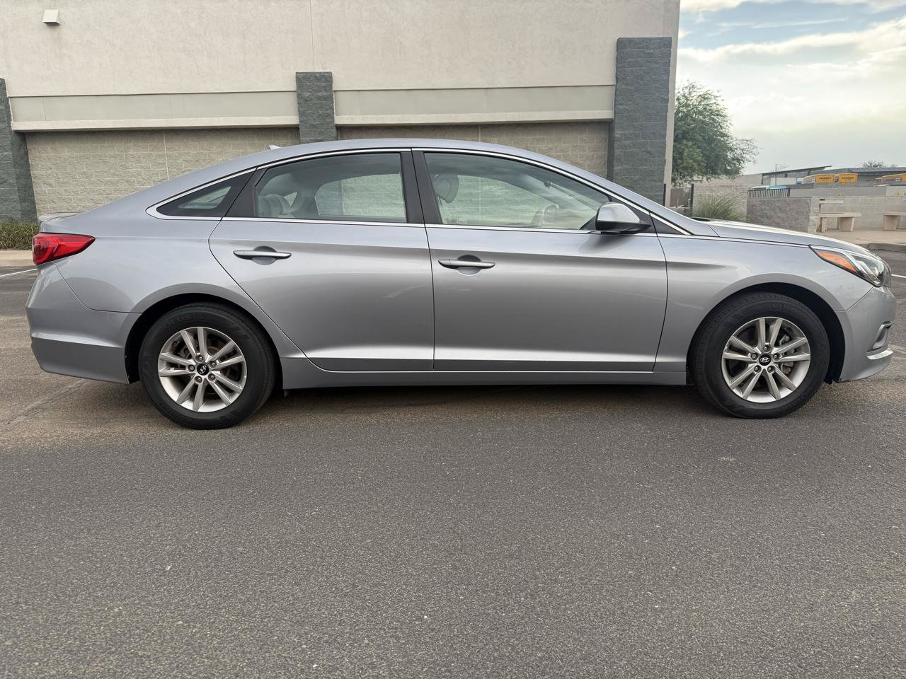 Used 2016 Hyundai Sonata SE w/ Cargo Package FWD image 2