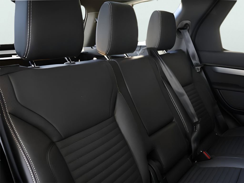 New 2025 Land Rover Discovery Dynamic SE image 14