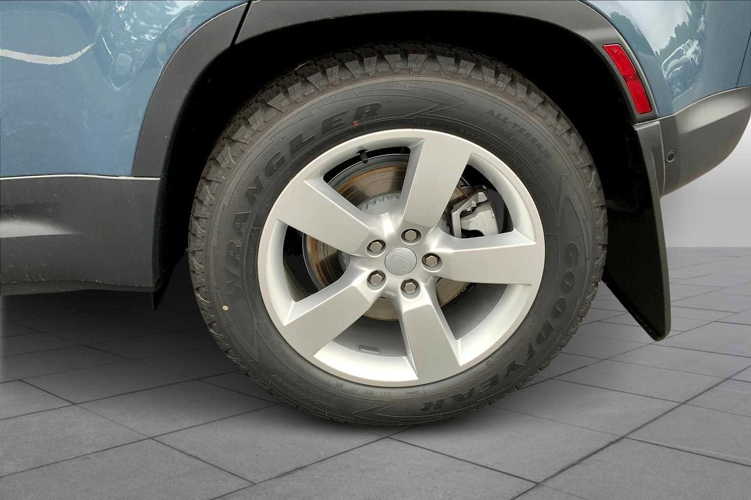 New 2025 Land Rover Defender 110 S image 17