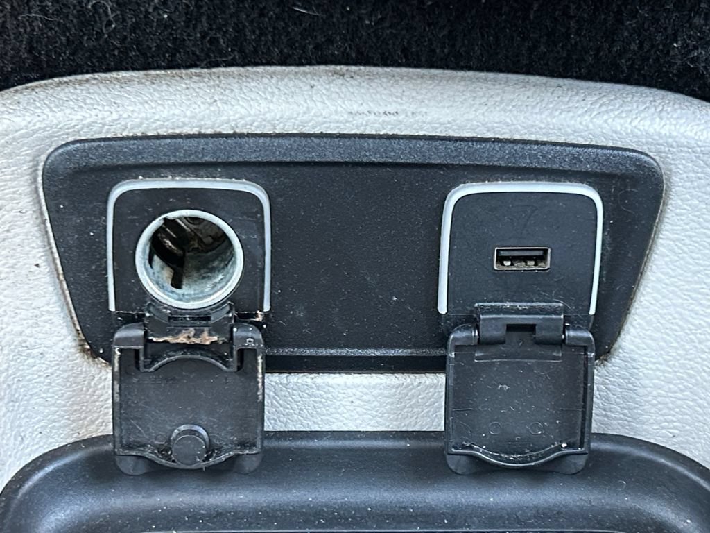 Used 2020 Chrysler Voyager Lxi FWD image 38