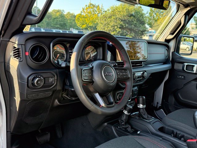 Used 2024 Jeep Wrangler Unlimited Rubicon w/ Technology Group AWD/4WD image 17