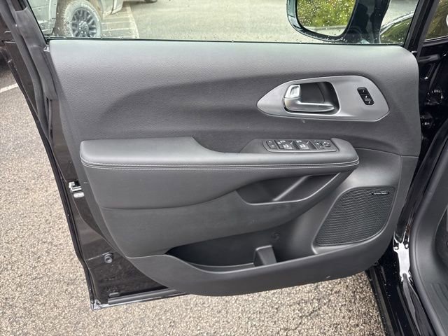 New 2026 Chrysler Pacifica Limited w/ Uconnect Theater Family Group image 16