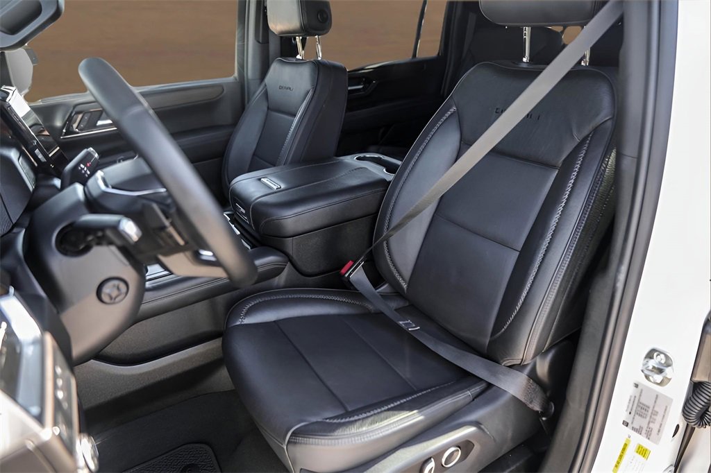 Used 2025 GMC Yukon XL Denali image 7