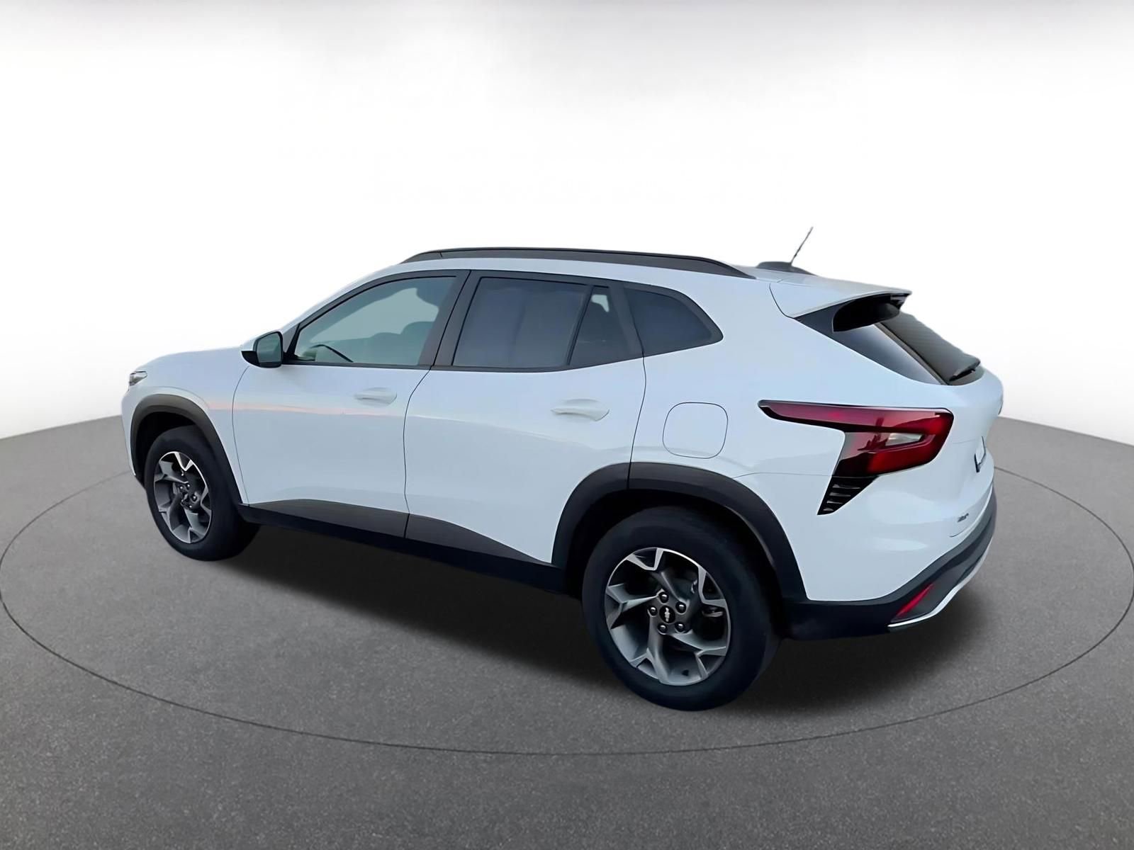 Used 2025 Chevrolet Trax LT FWD image 10