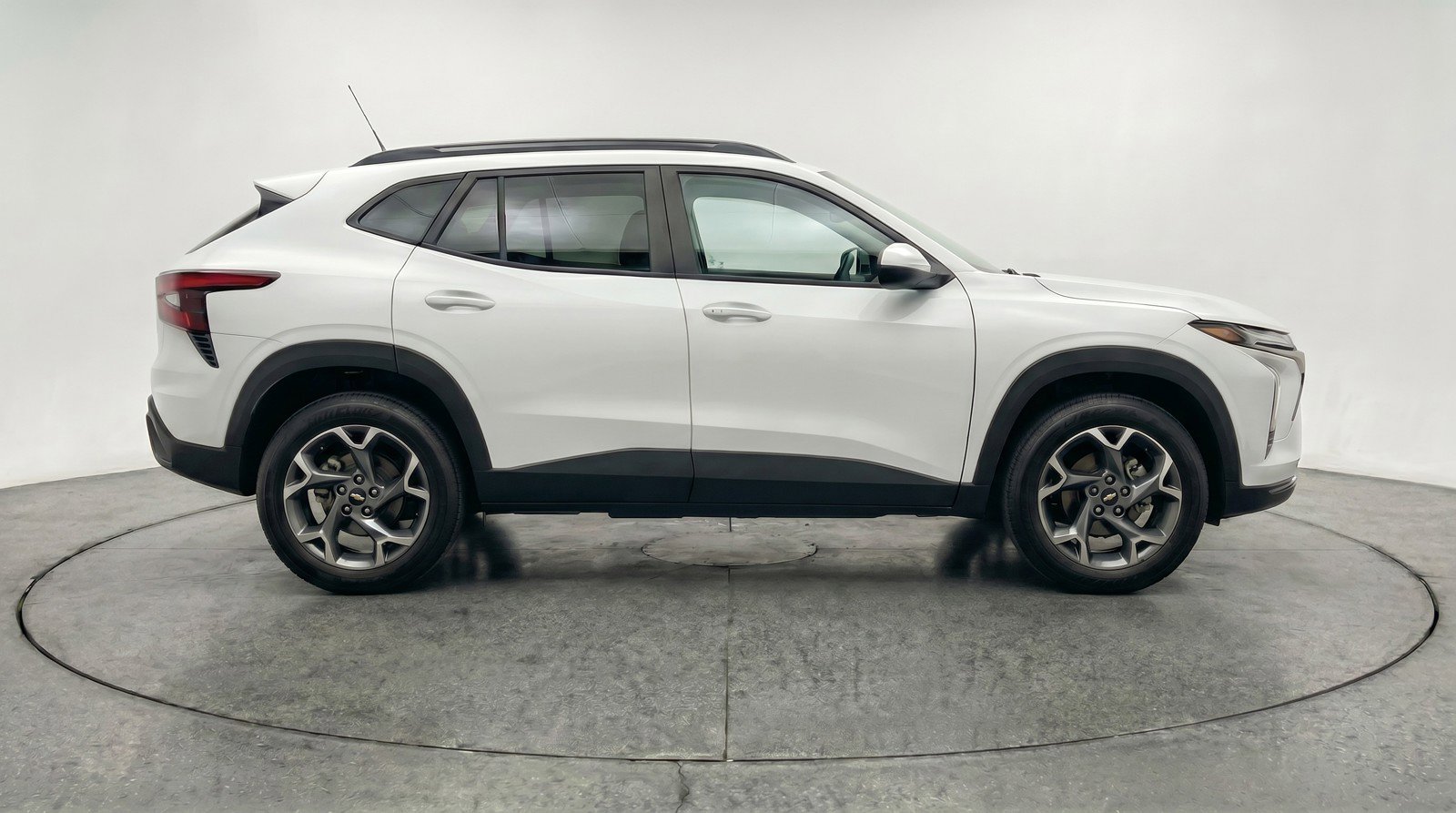 Used 2025 Chevrolet Trax LT FWD image 11