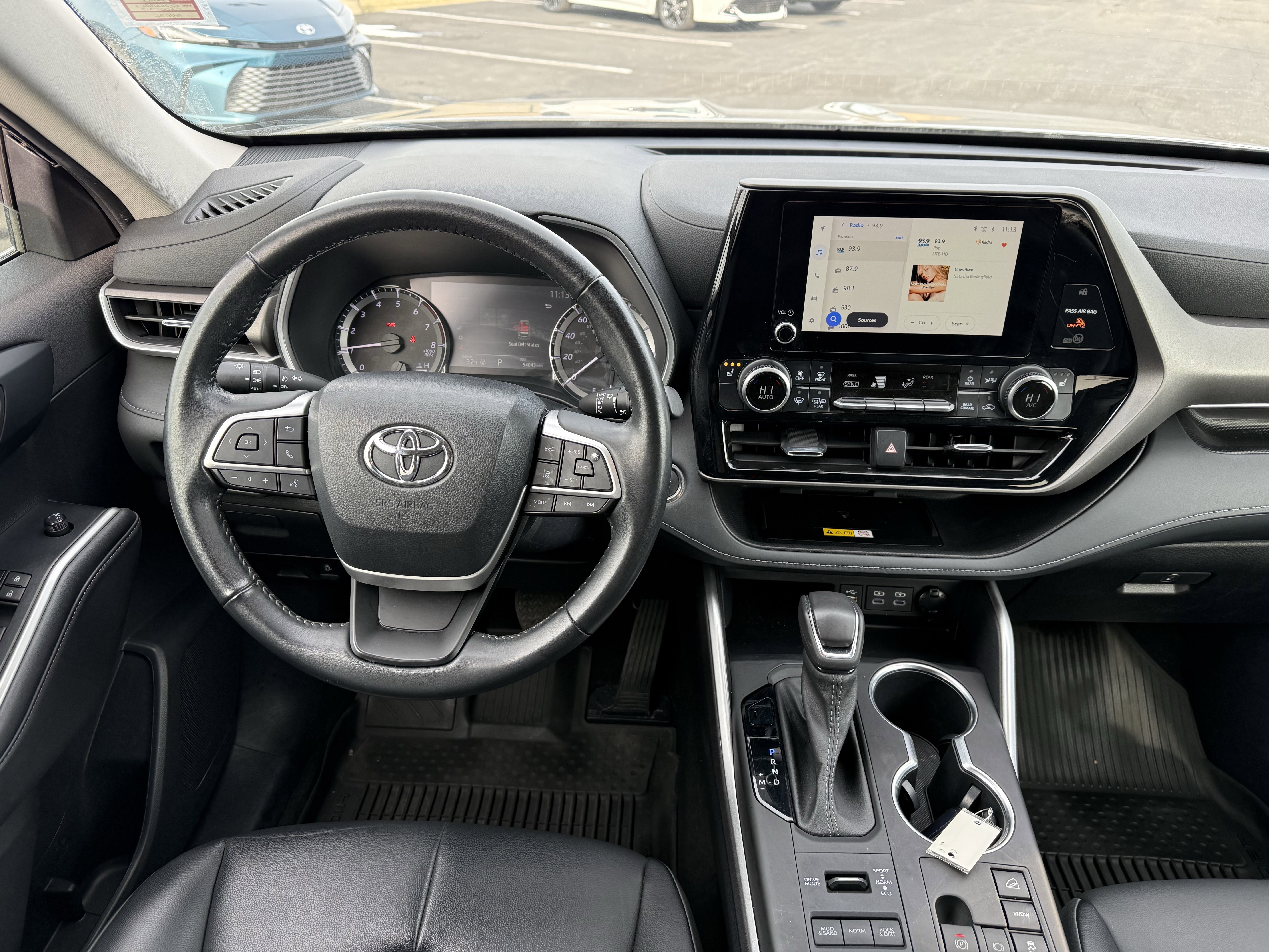 Used 2023 Toyota Highlander XLE image 18