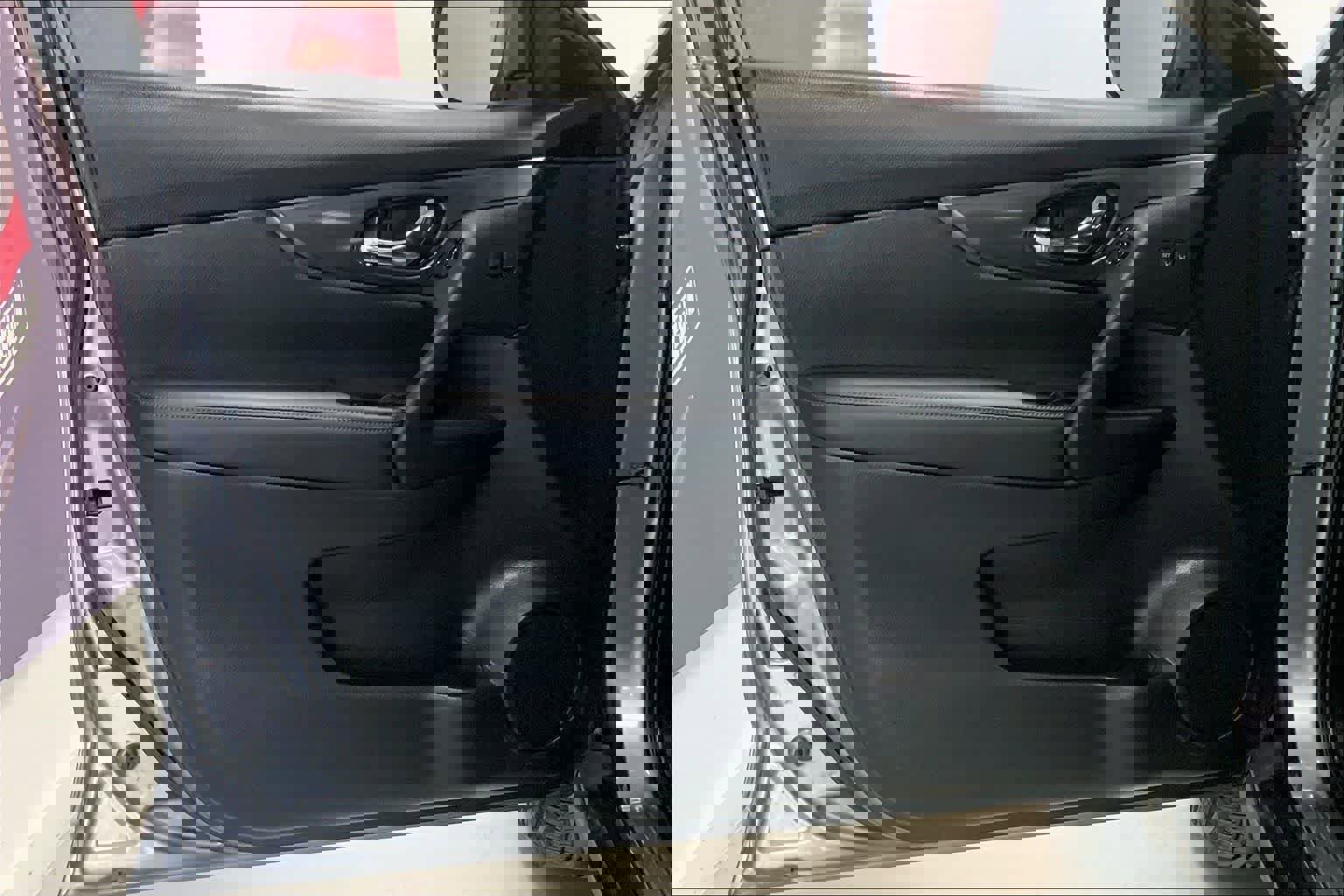 Used 2018 Nissan Rogue SV w/ Premium Package image 25