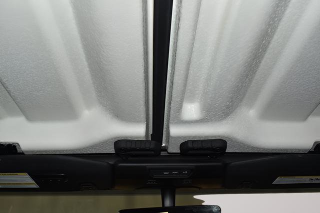 Used 2023 Jeep Wrangler Unlimited Sahara w/ Cold Weather Group AWD/4WD image 16