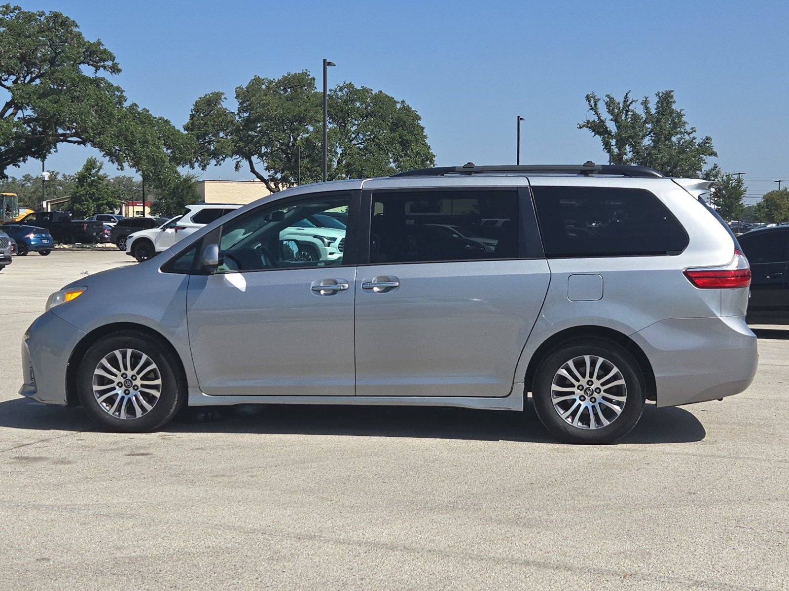 Used 2018 Toyota Sienna XLE FWD image 2