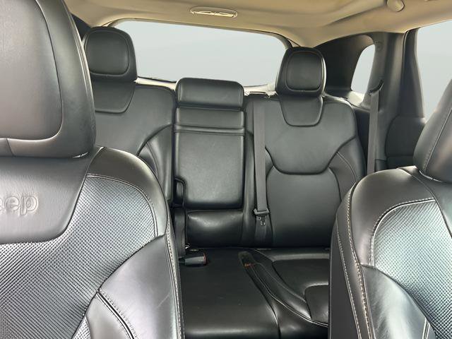 Used 2015 Jeep Cherokee Limited w/ Luxury Group AWD/4WD image 11