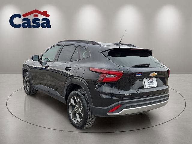 Used 2025 Chevrolet Trax LT w/ Driver Confidence Package FWD image 4