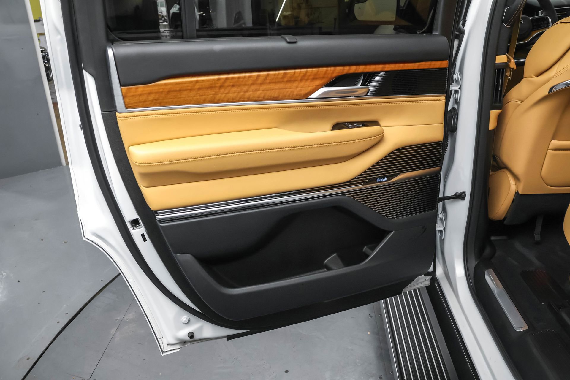 Used 2024 Jeep Grand Wagoneer Series III w/ Rear Seat Video Group 1 AWD/4WD image 29