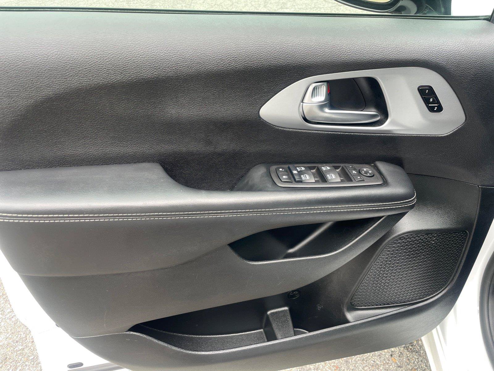 Used 2025 Chrysler Pacifica Limited FWD image 17