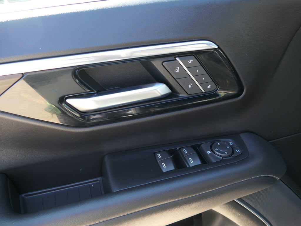 Used 2025 Chevrolet Suburban Z71 image 12