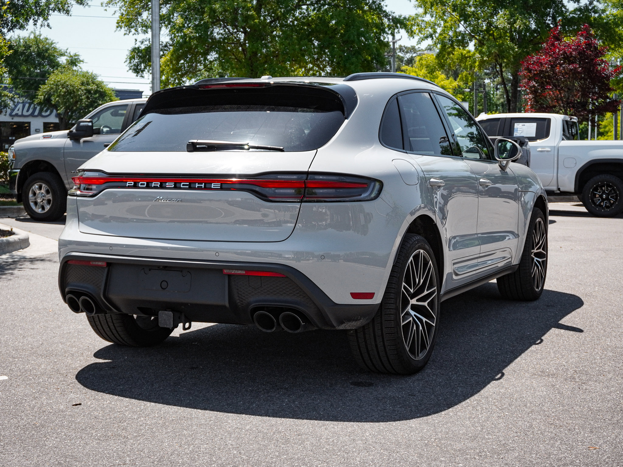 Used 2025 Porsche Macan AWD/4WD image 10