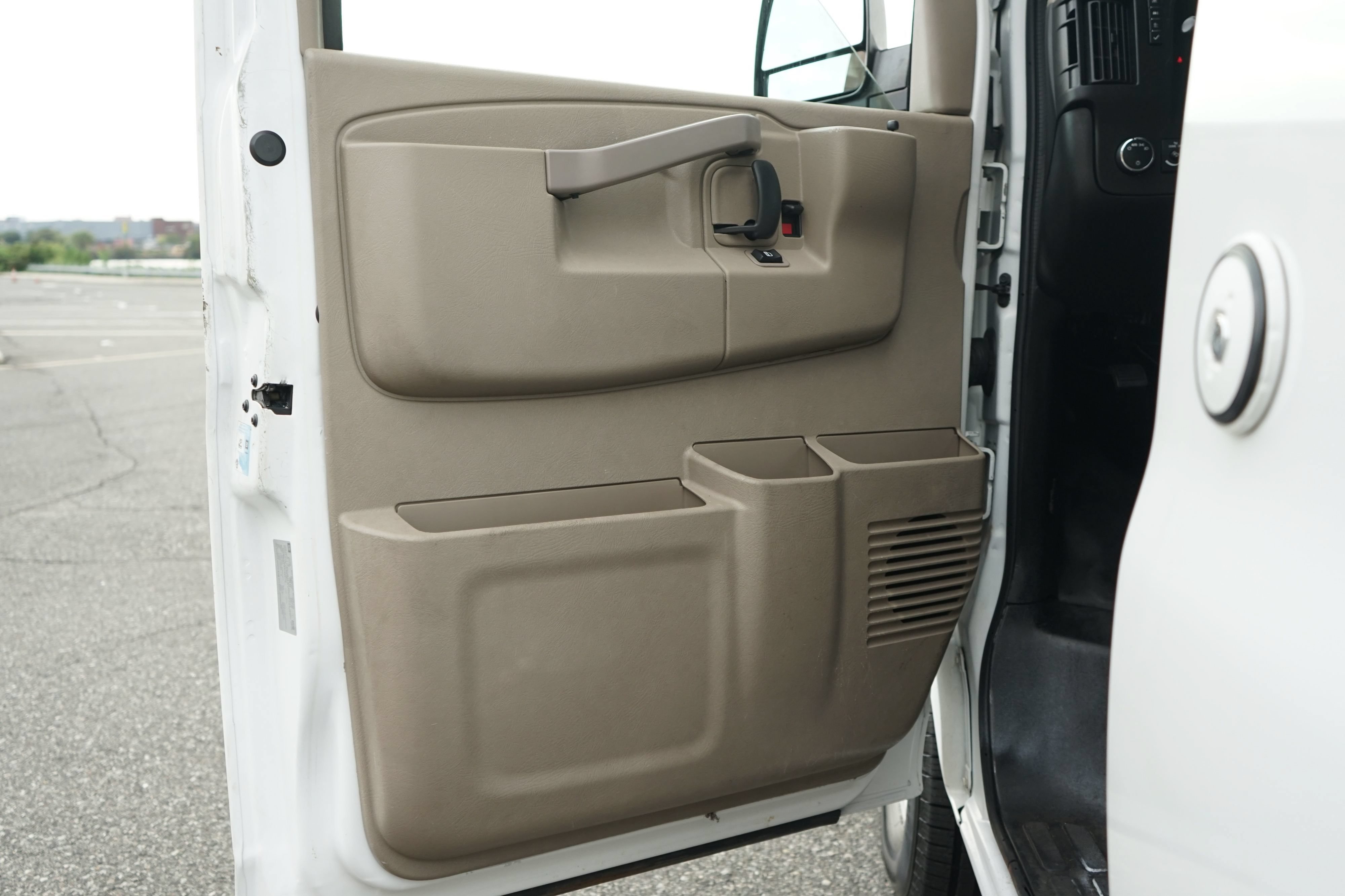 Used 2017 Chevrolet Express 2500 RWD image 6