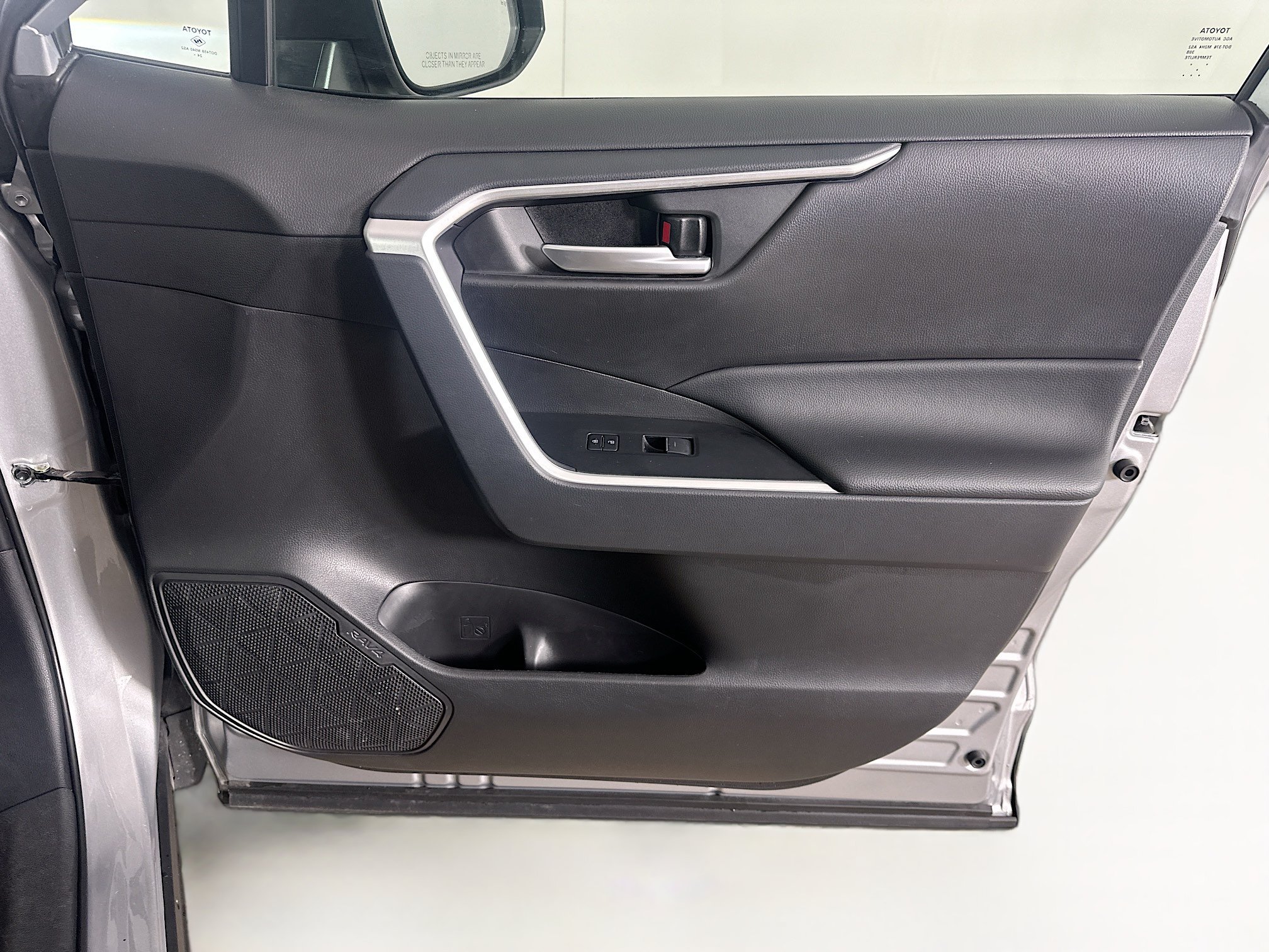 Used 2025 Toyota RAV4 XLE FWD image 31