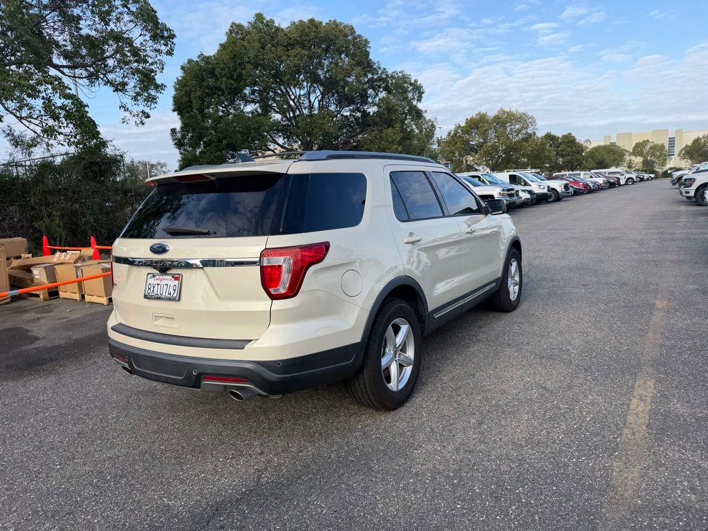 Used 2018 Ford Explorer XLT FWD image 3