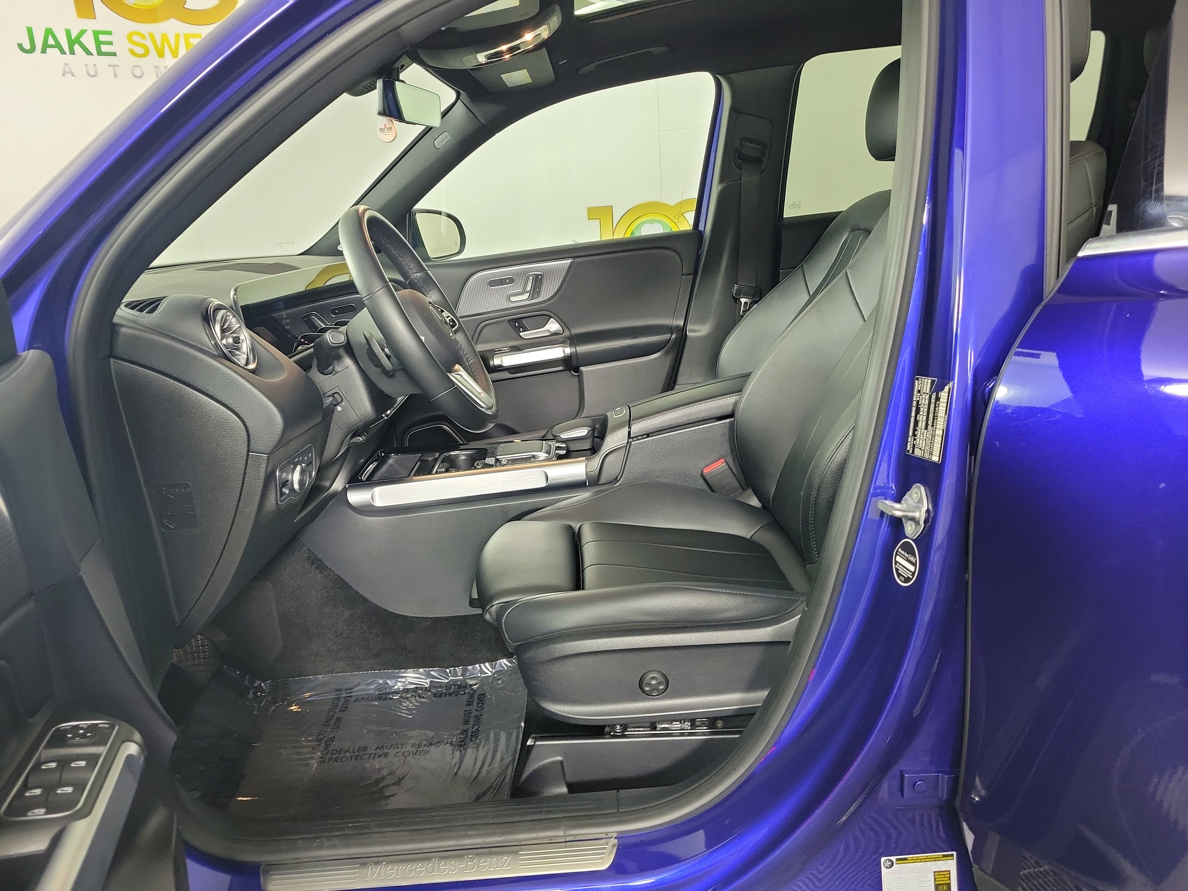 Used 2021 Mercedes-Benz GLB 250 4MATIC w/ Premium Package image 9