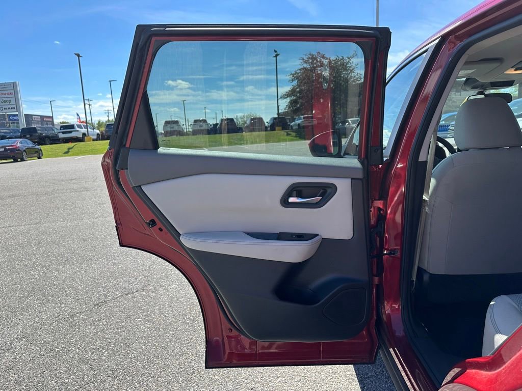 Used 2025 Nissan Rogue SV AWD/4WD image 9